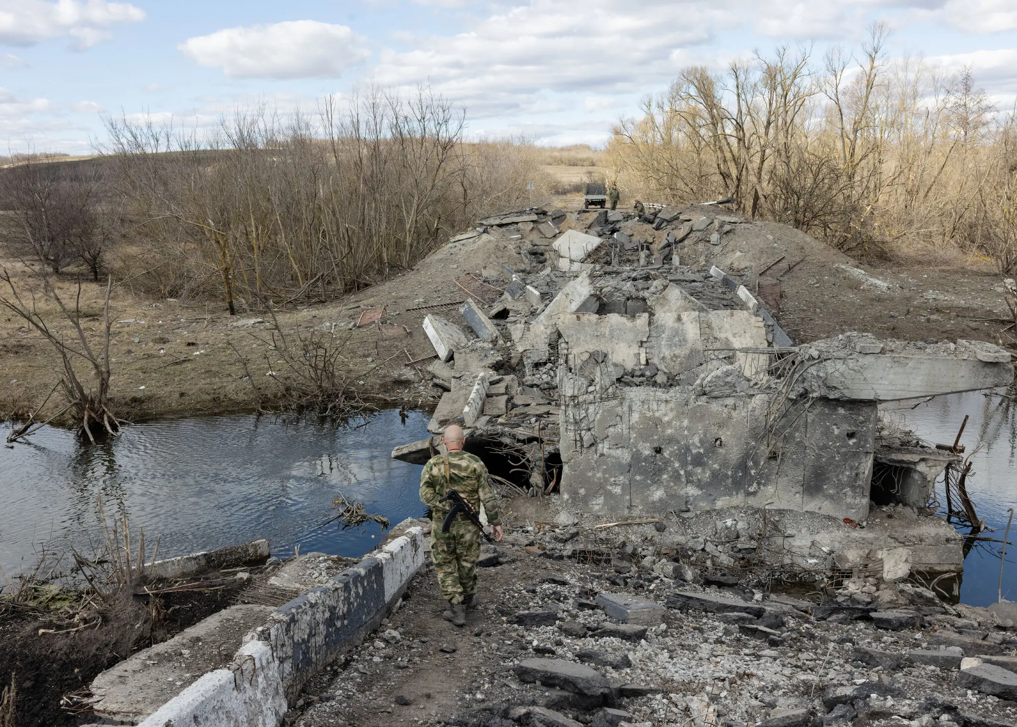 Зруйнований міст між Руським Поречним та Черкаським Поречним. «Усі чекали — чекали, що Трамп покладе цьому край, змусить до миру», — сказала пані Блащук.